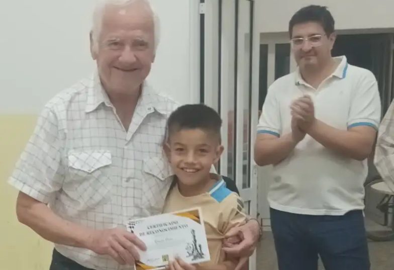 Entrega de certificado de reconocimiento en el Torneo 74° Aniversario del Club Urquiza