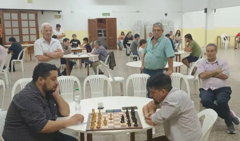 Jugadores disputando partidas en el salón del Club Urquiza
