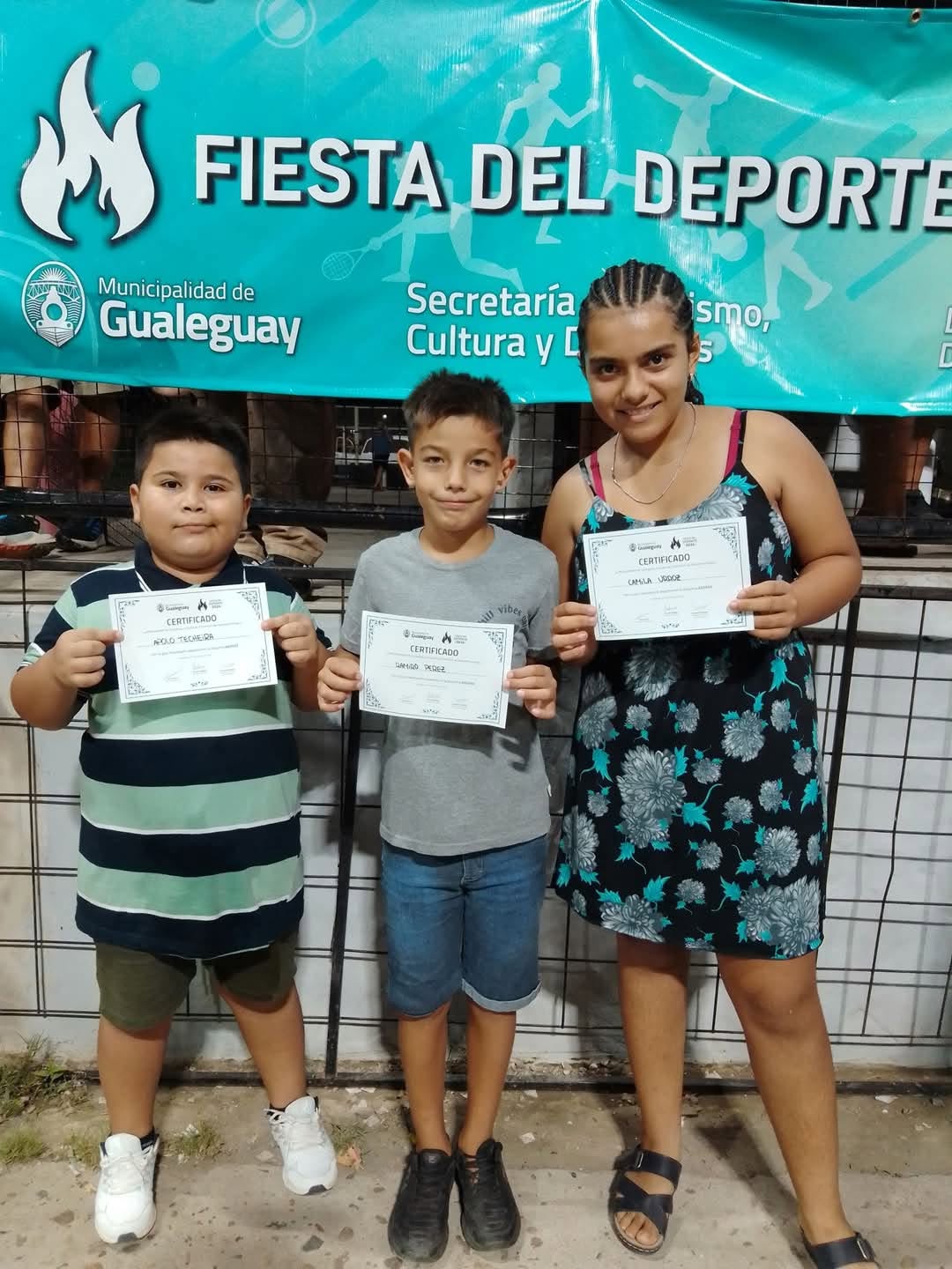 Apolo Techeira, Ramiro Pérez y Camila Urroz con sus certificados en la Fiesta del Deporte de Gualeguay 2025